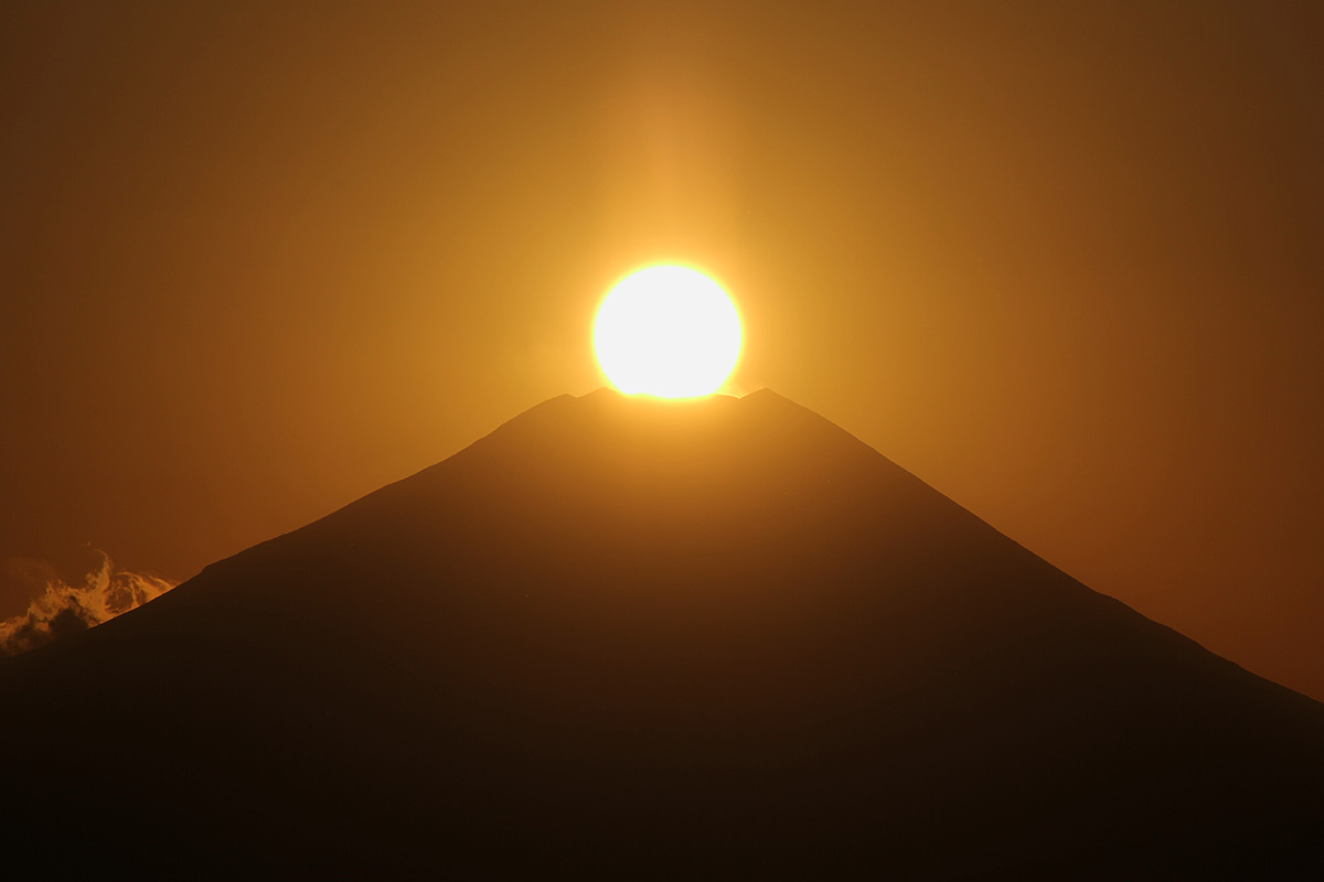 Diamond Fuji Let's see the sun setting right above Mt. Fuji from the